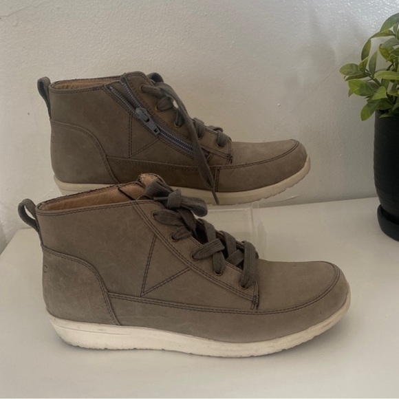 Vionic Zip-Up Comfort Sneakers Size 7 | Walking Shoes - Picture 5 of 7